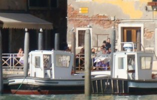 Катера с кормовыми рубками кругового обзора  Венеция.JPG