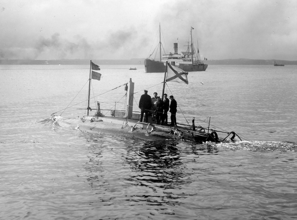 118217 Миноносец № 150 – ПЛ «Дельфин» в Финском заливе на испытаниях.jpg