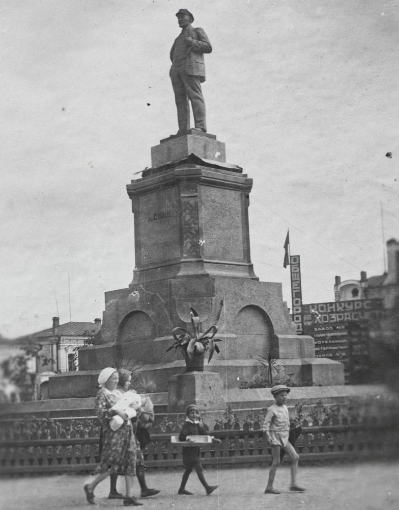 Памятник-Ленину-начало-1930-х-1203x1536.jpg